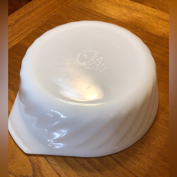 Vintage Fire King 1.5 quart Milk Glass Swirl Casserole baking dish with lid - Picture 5 of 16